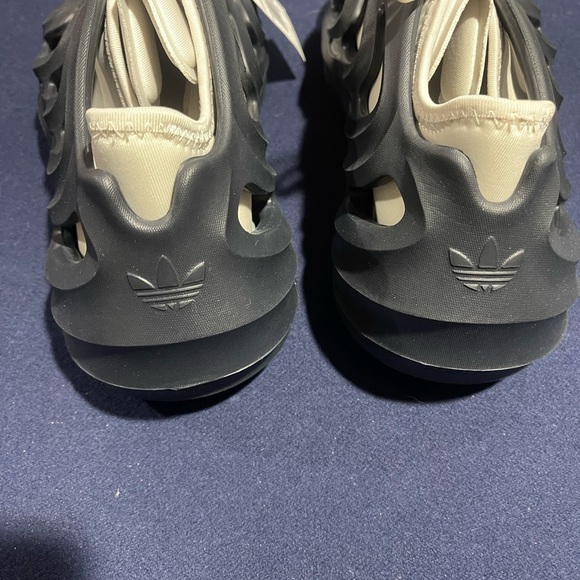 Adidas - Picture 4 of 5